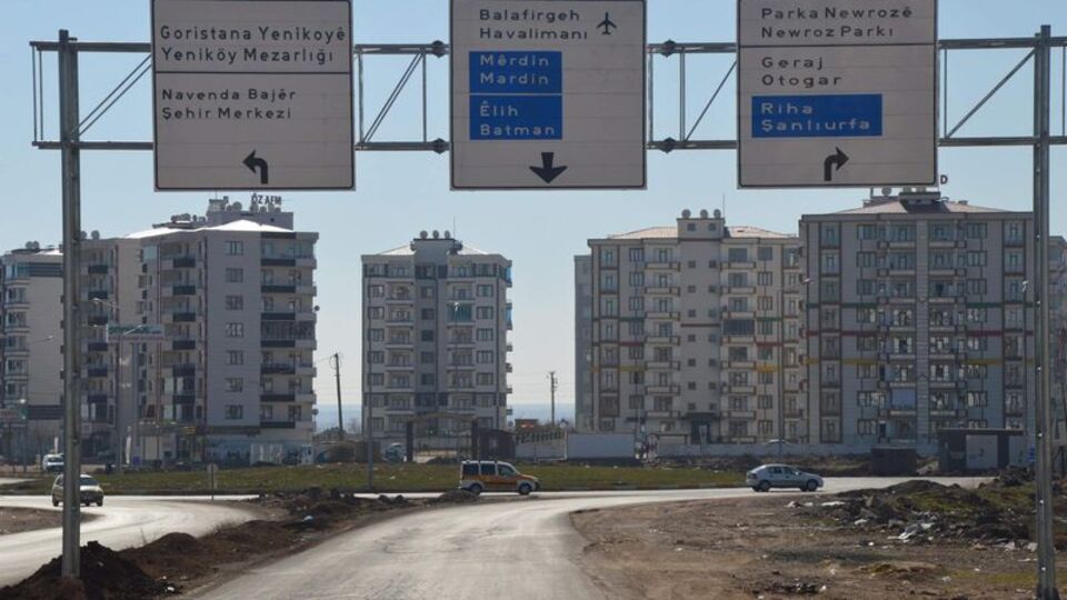 Belediyeden Kürtçe Türkçe yön levhası