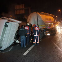 Beton tankeri kaza yaptı, D-100 kilitlendi