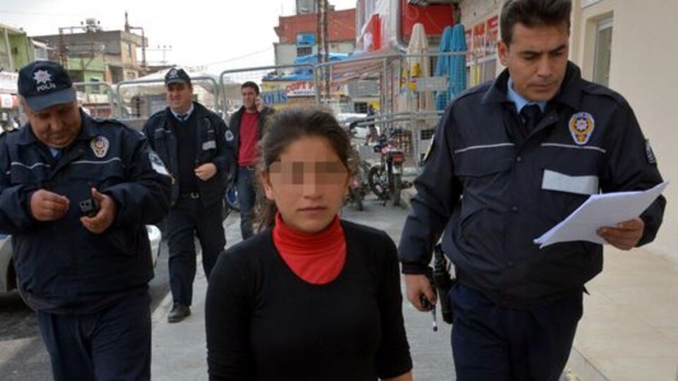 Çıplak ayakla 10 kilometre yürüyüp polise sığındı!