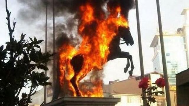 Atatürk heykelini yakanlara hapis!