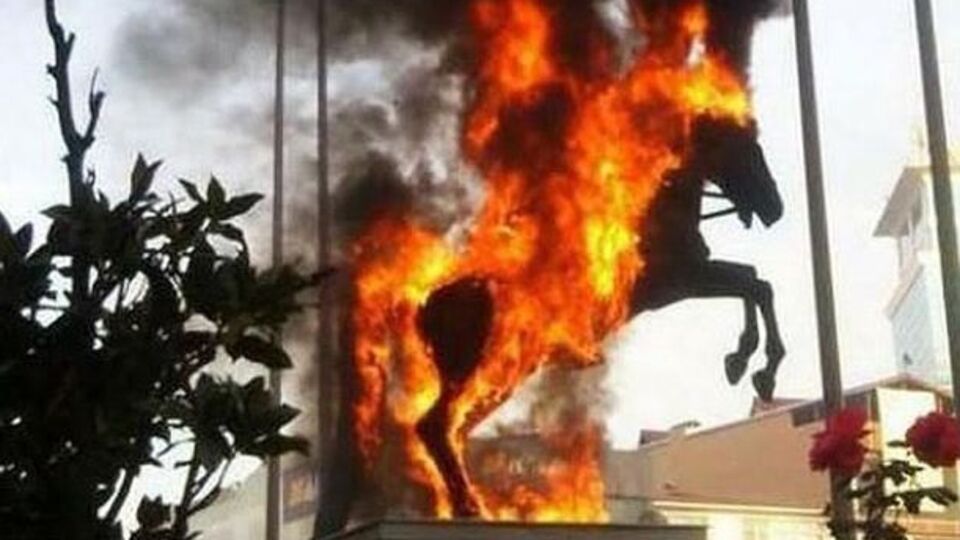 Atatürk heykelini yakanlara hapis!