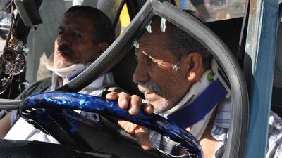 Kaza yapan otomobil ağaca çarparak durdu