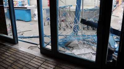 Üç markete bombalı saldırı