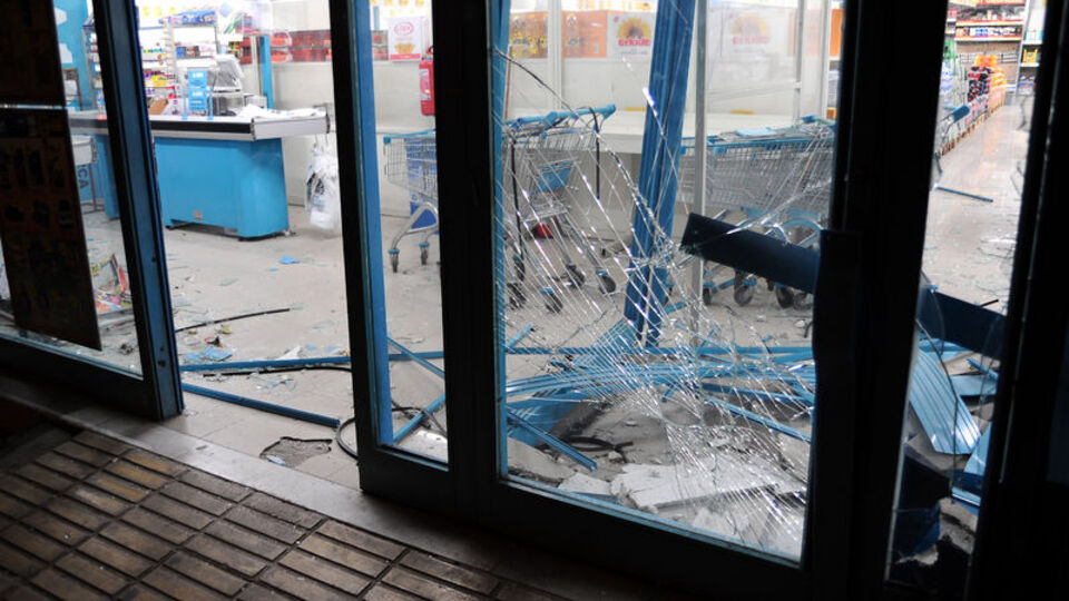 Üç markete bombalı saldırı