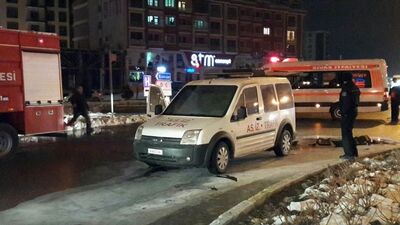 Seyir halindeki askeri araç yandı