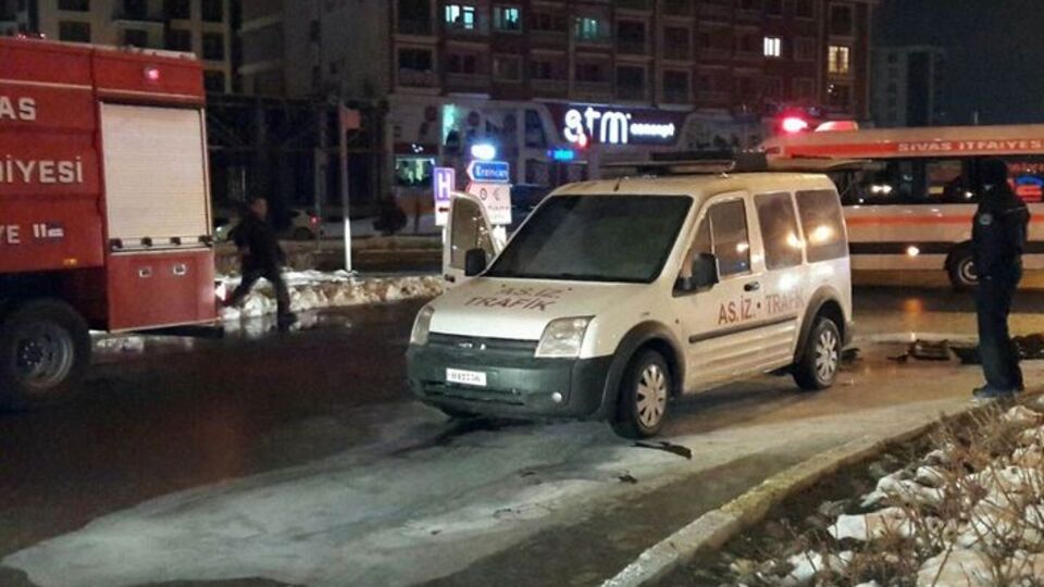 Seyir halindeki askeri araç yandı