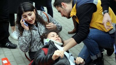 Ayaklarının üzerinden otobüs geçti!