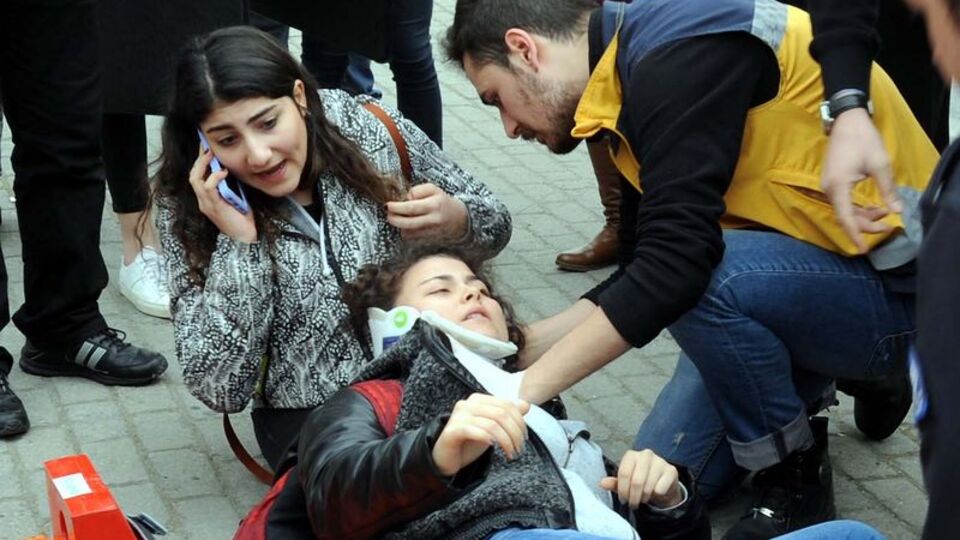 Ayaklarının üzerinden otobüs geçti!