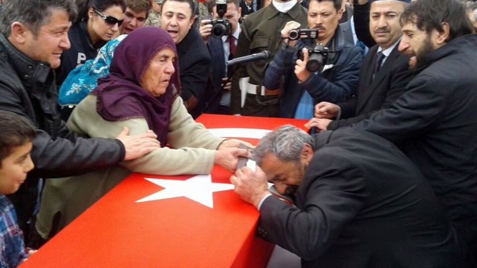 Kürtçe ağıtlarla uğurlandı