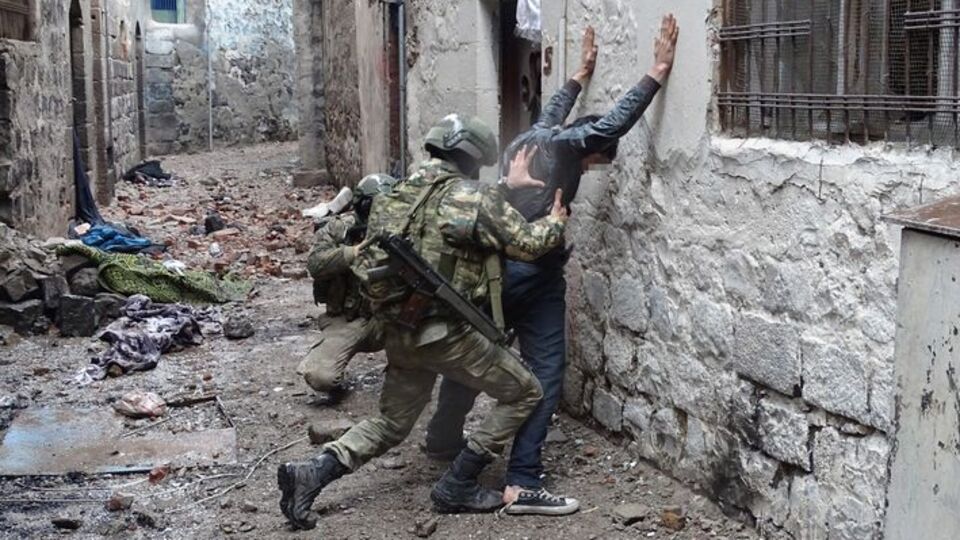 Teröristlerin teslim olduğu anlar kamerada!