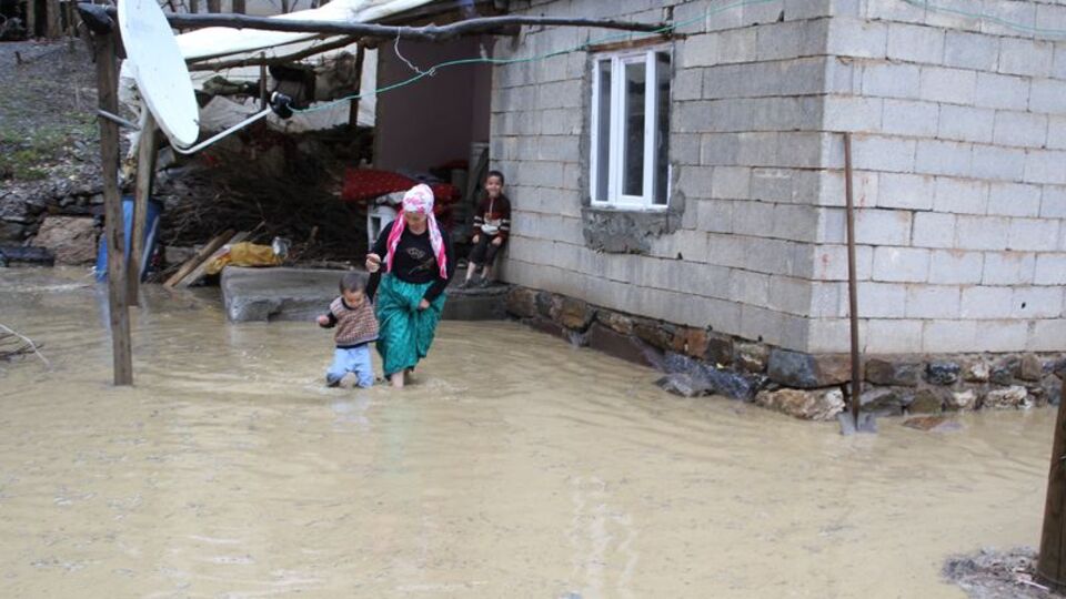 Menfez tıkanınca evler sular altında kaldı