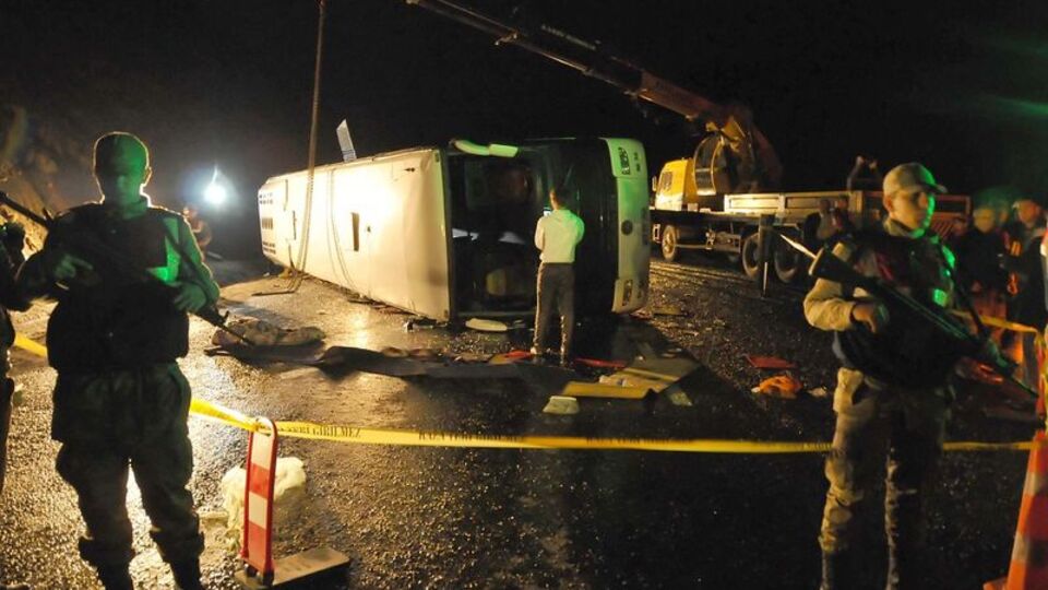 3 polisin şehit olduğu, 40 polisin yaralandığı kazanın cezası belli oldu!