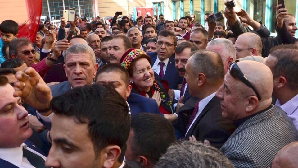 Meral Akşener'e coşkulu karşılama!