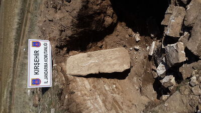 Jandarmadan kaçarken lahit kapağı düşürdüler