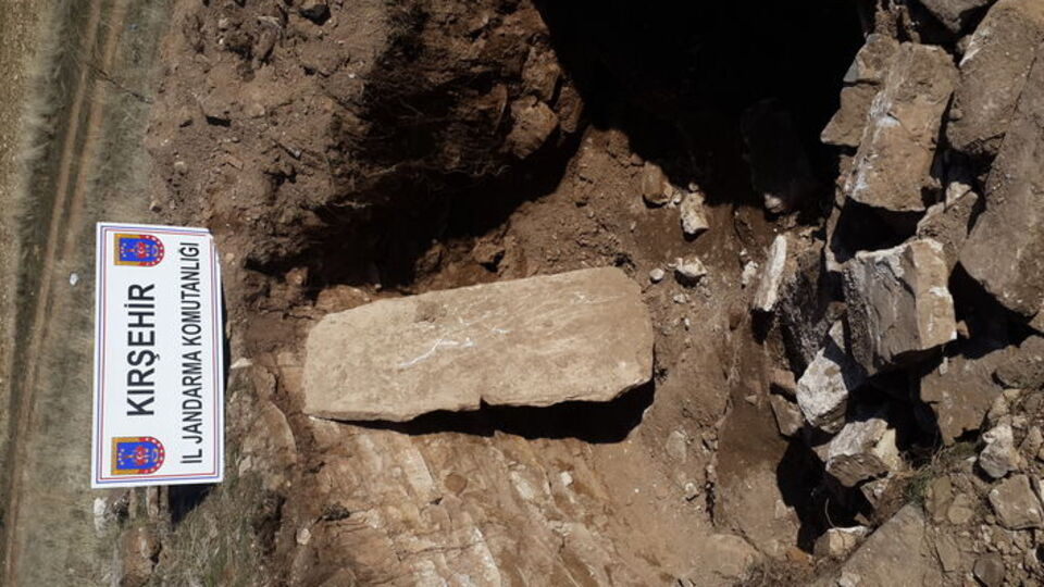 Jandarmadan kaçarken lahit kapağı düşürdüler