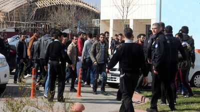 Üniversitede karşıt görüşlü öğrenciler arasında kavga!