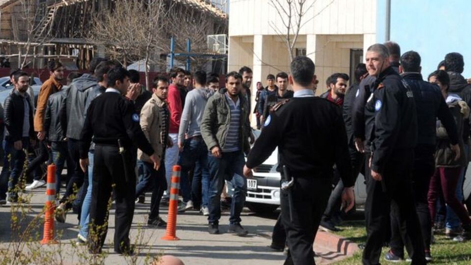 Üniversitede karşıt görüşlü öğrenciler arasında kavga!