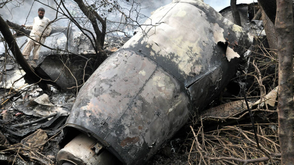 Malezya'da askeri uçak düştü