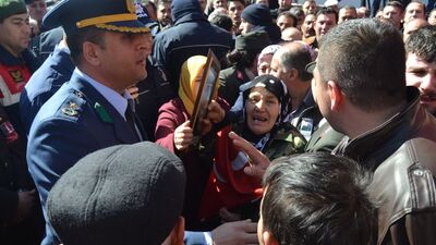 Şehit oğlunu asker kıyafetiyle karşıladı!