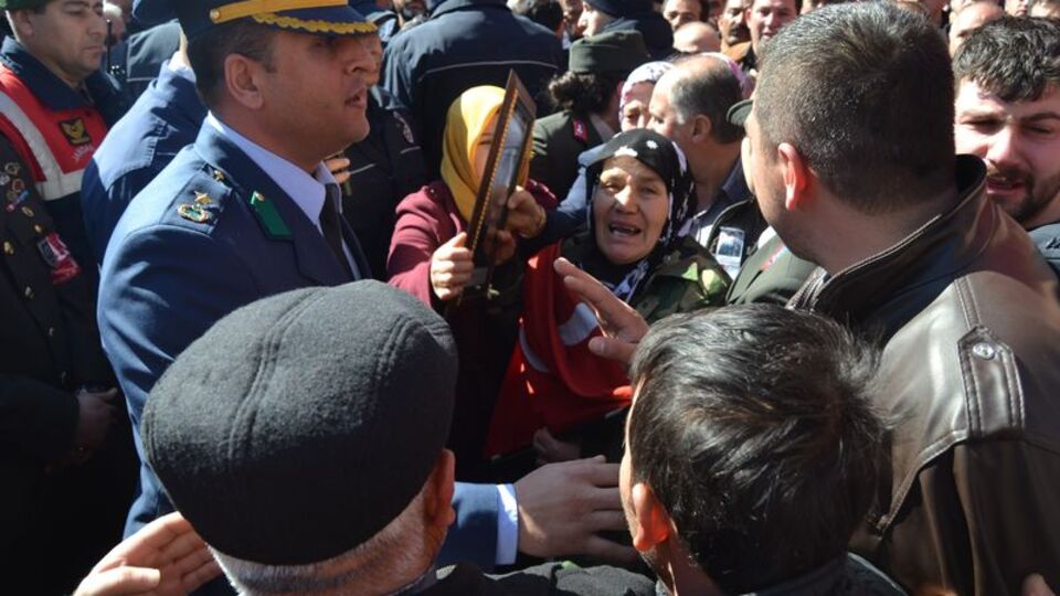 Şehit oğlunu asker kıyafetiyle karşıladı!