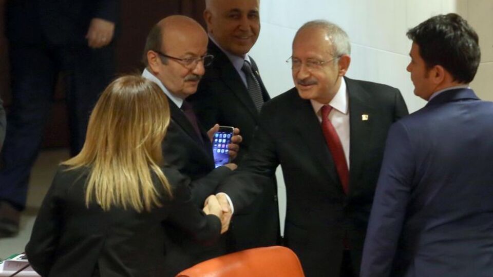 CHP'deki kriz sonrası ilk tokalaşma!