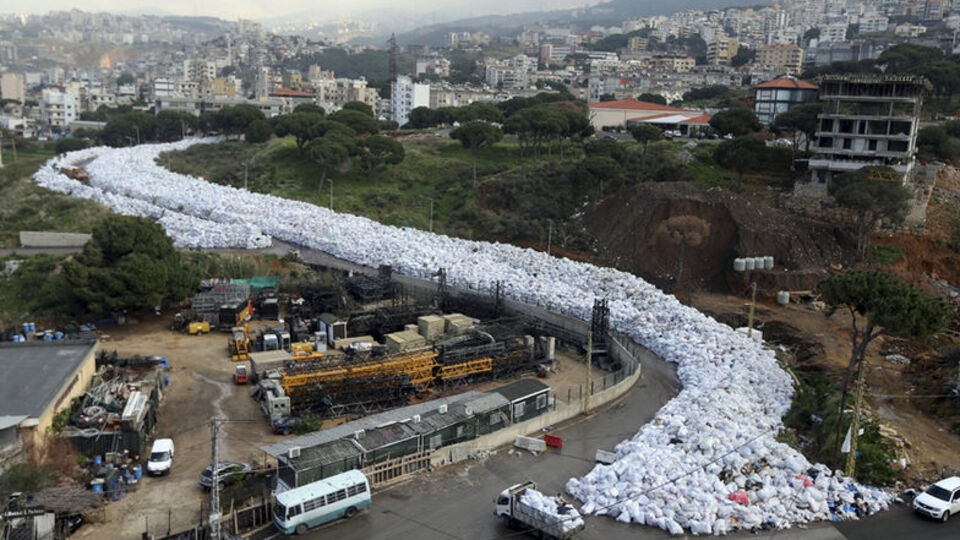 Beyrut'ta çöp nehir