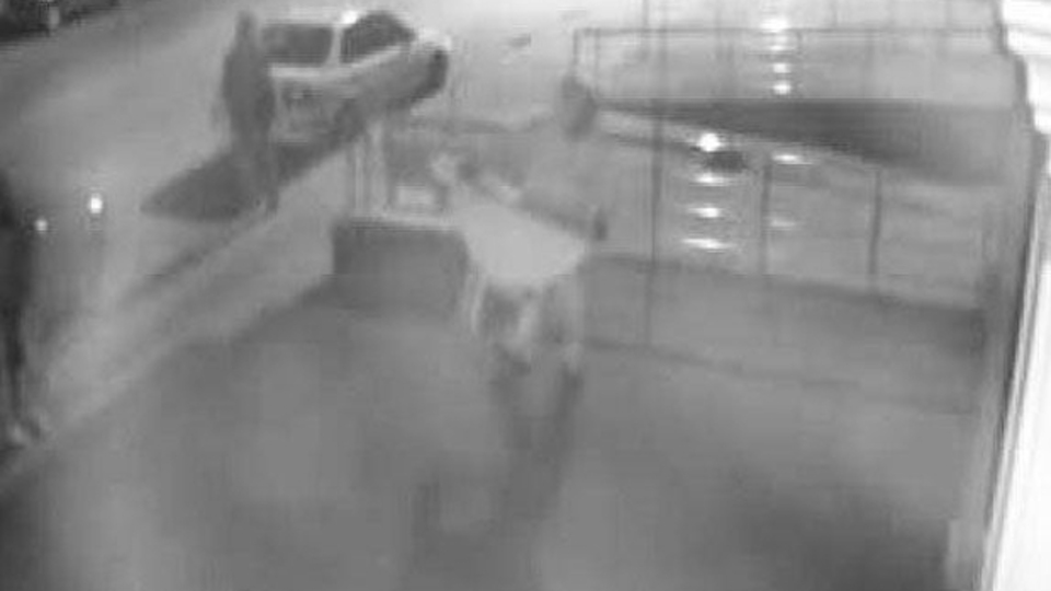 Kaldırım taşıyla soymadıkları yer kalmadı!