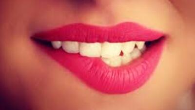 Bakana erotik fotoğrafa gözaltı