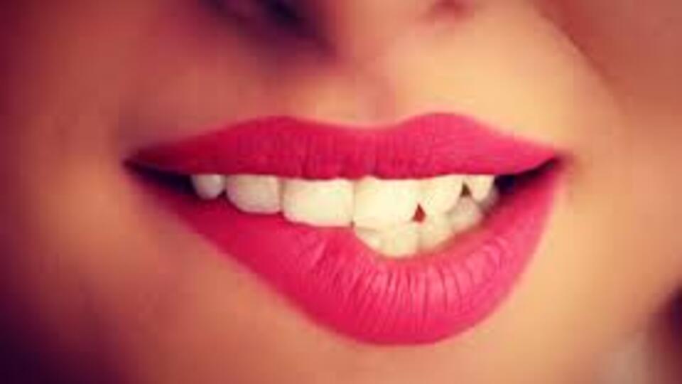 Bakana erotik fotoğrafa gözaltı