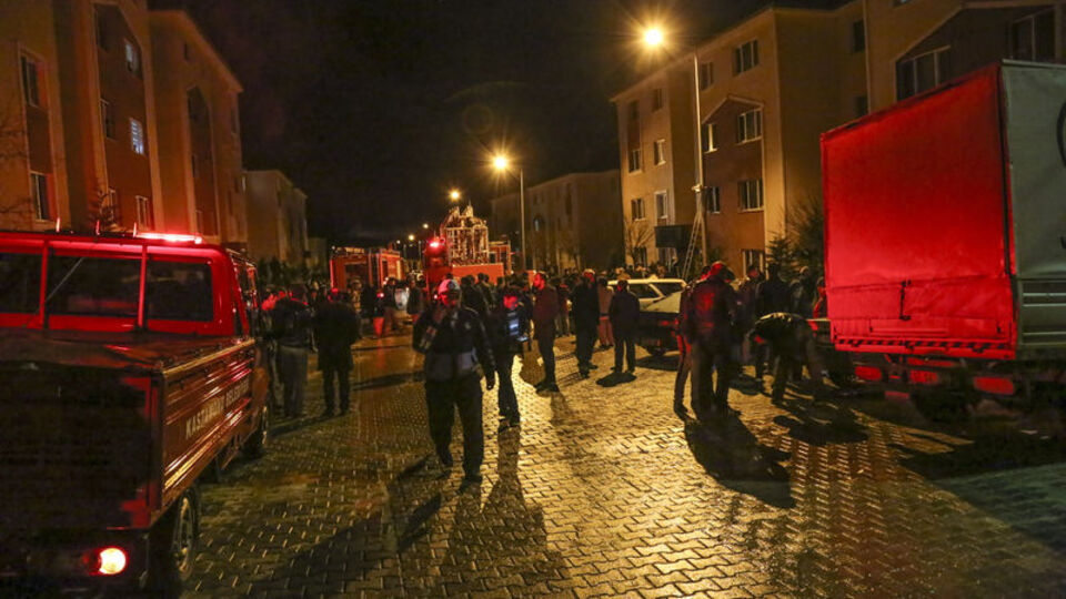 Apartman boşluğunda yangın: 15 yaralı