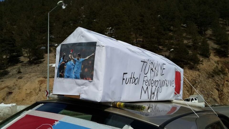 Tabutla Trabzon maçına gittiler!