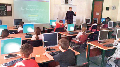 Bill Gates'in çocukları buradan ders çalışıyor