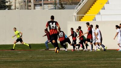 Taraftar hakemi kovaladı, maç tatil oldu