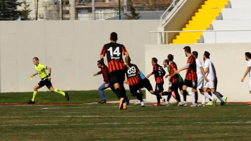 Taraftar hakemi kovaladı, maç tatil oldu