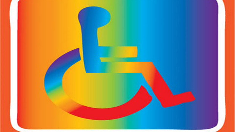 Engelli komşuları için asansör yaptırdılar