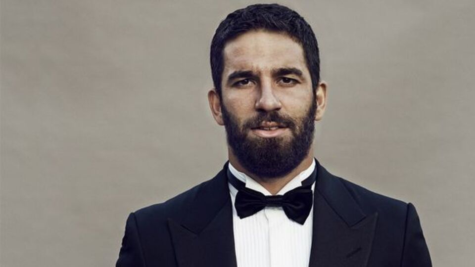 20 koli kıyafet dağıttı