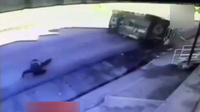 Defalarca takla atan araçtan böyle uçtu!