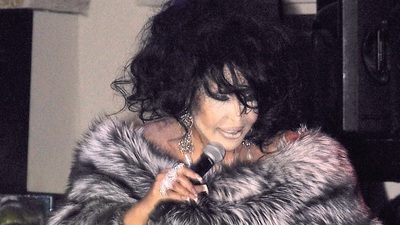 'Takılarımla kim bilir kaç apartman dikilir'