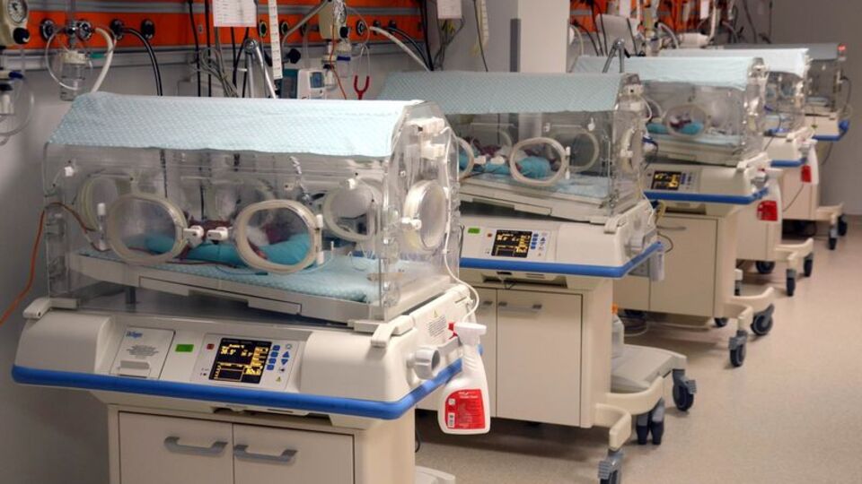 Beşiz bebekler solunum cihazından kurtuldu