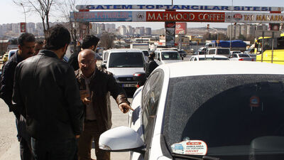 Otomobilden para dolu çantayı çaldılar!