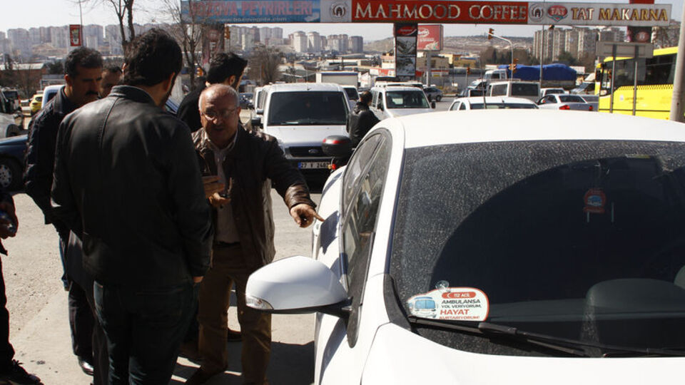 Otomobilden para dolu çantayı çaldılar!