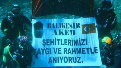 Şehitler için Sakarya Nehri'ne daldılar