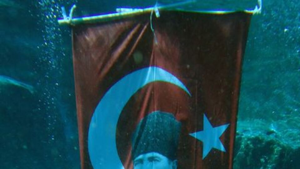 Şehitler için Sakarya Nehri'ne daldılar