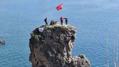 Papaz Kayalığı'nda bayrak operasyonu!