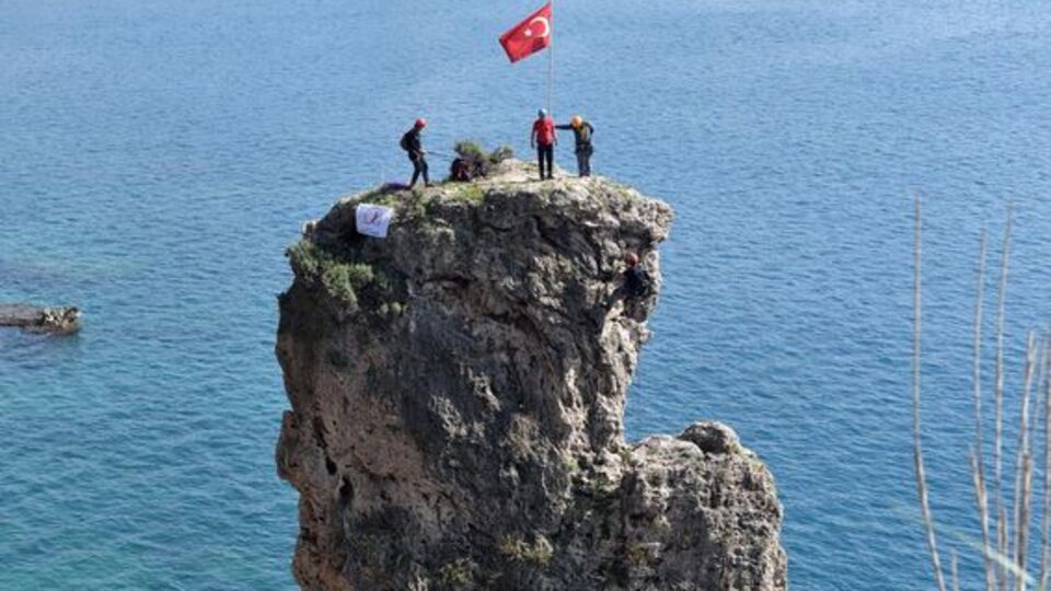 Papaz Kayalığı'nda bayrak operasyonu!