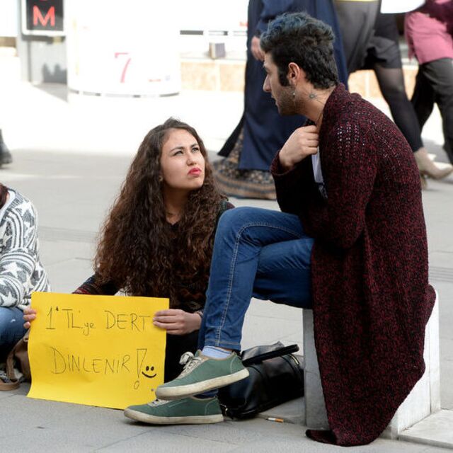 Üniversite öğrencisi 2 kız 1 liraya dert dinliyor