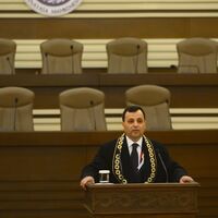 "Kimsenin yanında veya karşısında değiliz"