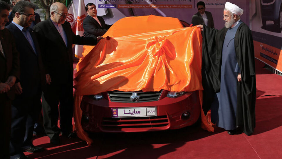 İran yerli otomobilini tanıttı