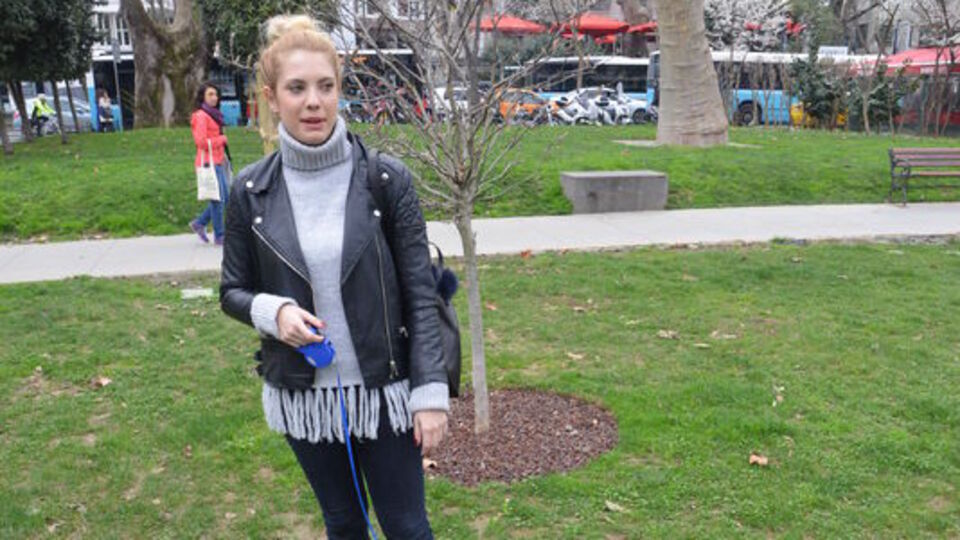 Parkta köpeğini gezdirdi