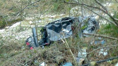 70 metrelik uçuruma düşen otomobilden sağ çıktı